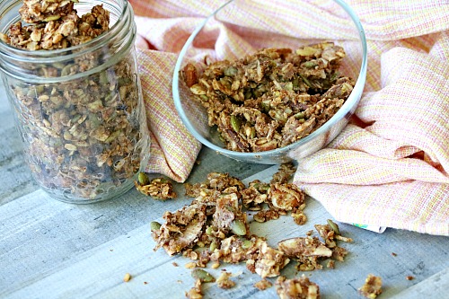 Homemade Apple Cinnamon Granola- Stop buying pricey commercial granola and make your own. This apple cinnamon granola is so easy to make, and full of delicious apple flavor! | how to make granola from scratch, healthy, breakfast, snack, fall, autumn, clean eating, #granola