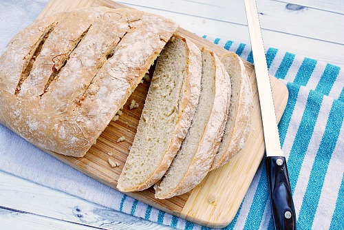 No-Knead Artisan Bread- You don't need a bread maker and you don't have to spend time kneading to make this delicious homemade no-knead artisan bread! It uses only 4 ingredients! | homemade bread, baking, make bread without kneading, yeast bread, sandwich bread, easy bread, #homemadeBread