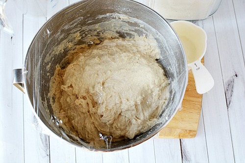 No-Knead Artisan Bread- You don't need a bread maker and you don't have to spend time kneading to make this delicious homemade no-knead artisan bread! It uses only 4 ingredients! | homemade bread, baking, make bread without kneading, yeast bread, sandwich bread, easy bread, #homemadeBread