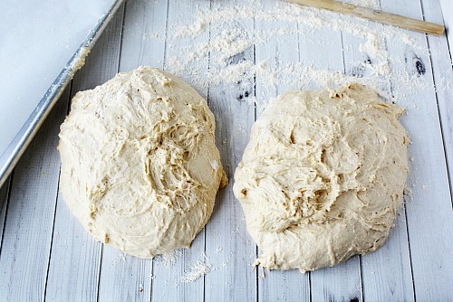No-Knead Artisan Bread- You don't need a bread maker and you don't have to spend time kneading to make this delicious homemade no-knead artisan bread! It uses only 4 ingredients! | homemade bread, baking, make bread without kneading, yeast bread, sandwich bread, easy bread, #homemadeBread