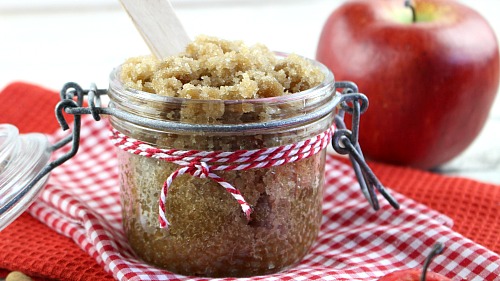 Spiced Apple Cider Sugar Scrub- An easy way to keep your skin looking beautiful and enjoy the scents of fall at the same time is with this DIY spiced apple cider sugar scrub! | body scrub, DIY gift idea, homemade gift idea, fall sugar scrub, autumn sugar scrub, homemade beauty product, #sugarScrub