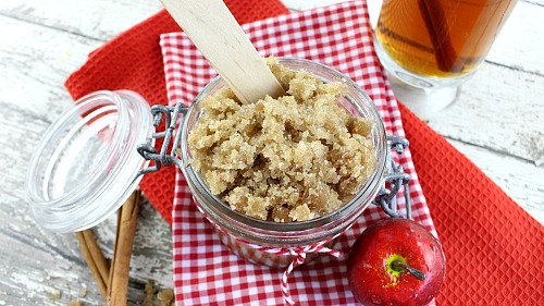 Spiced Apple Cider Sugar Scrub- An easy way to keep your skin looking beautiful and enjoy the scents of fall at the same time is with this DIY spiced apple cider sugar scrub! | body scrub, DIY gift idea, homemade gift idea, fall sugar scrub, autumn sugar scrub, homemade beauty product, #sugarScrub