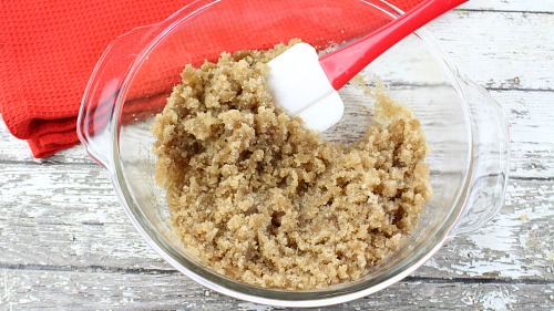 Spiced Apple Cider Sugar Scrub- An easy way to keep your skin looking beautiful and enjoy the scents of fall at the same time is with this DIY spiced apple cider sugar scrub! | body scrub, DIY gift idea, homemade gift idea, fall sugar scrub, autumn sugar scrub, homemade beauty product, #sugarScrub