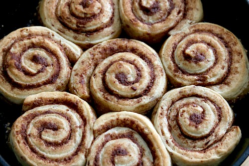 Semi-Homemade Skillet Cinnamon Rolls- You don't have to make desserts 100% from scratch for that homemade flavor. Save time and make these delicious semi-homemade skillet cinnamon rolls! | cinnamon rolls with pecan glaze, baking, treat, fall, autumn, food, #dessert #baking