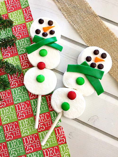 Snowman Marshmallow Pops- You don't have to go out into the cold winter weather to have fun making a snowman. Instead, make these snowman marshmallow pops! | #Christmas #snowman #dessert #recipe