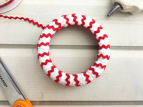 Candy Cane Mason Jar Lid Ornament- Make your Christmas tree even prettier this year with a DIY ornament! Check out my tutorial on how to make a cute candy cane Mason jar lid ornament! #Christmas #diy #craft #ornament