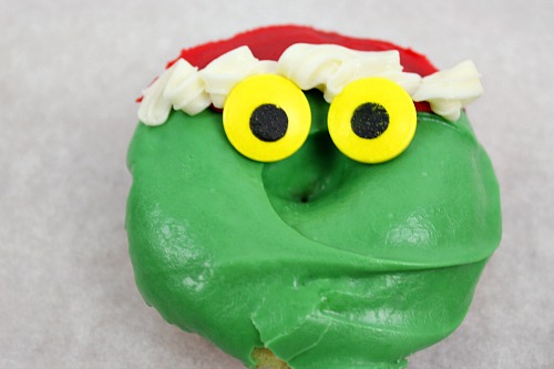 Christmas Grinch Donuts- Give your homemade donuts a Christmas-y twist by turning them into fun Grinch faces! Here's how to make your own Christmas Grinch donuts! #dessert #recipe #Christmas #donuts