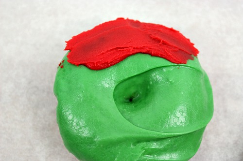 Christmas Grinch Donuts- Give your homemade donuts a Christmas-y twist by turning them into fun Grinch faces! Here's how to make your own Christmas Grinch donuts! #dessert #recipe #Christmas #donuts