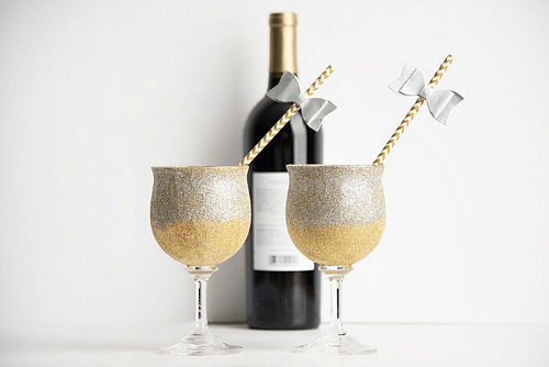 DIY Glitter Glasses- You can have a fun and glamorous New Year's Eve without spending a lot! Check out these 15 DIY New Year’s Eve décor ideas for inspiration! #DIY #NewYearsEve #decor #craft #ACultivatedNest