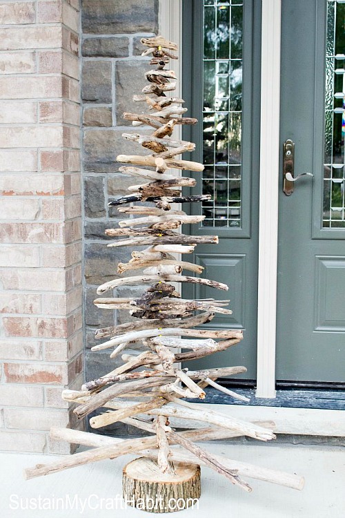 15 Easy DIY Christmas Outdoor Décor Ideas- This Christmas, stay on budget and make your home look beautiful with these 15 easy DIY outdoor Christmas decorating ideas! | #Christmas #ChristmasDecor #ChristmasDIY #ChristmasDecorations #ACultivatedNest