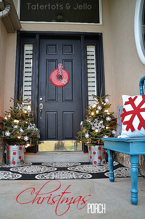 15 Easy Christmas DIY Outdoor Decoration Ideas- This Christmas, stay on budget and make your home look beautiful with these 15 easy DIY outdoor Christmas decorating ideas! | #Christmas #ChristmasDecor #ChristmasDIY #ChristmasDecorations #ACultivatedNest