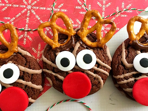 Fudge Round Reindeer Cookies- Not all Christmas cookies have to be 100% homemade! Here's how to use commercial cookies to make fun Fudge Round reindeer cookies! #dessert #cookies #reindeer #Christmas