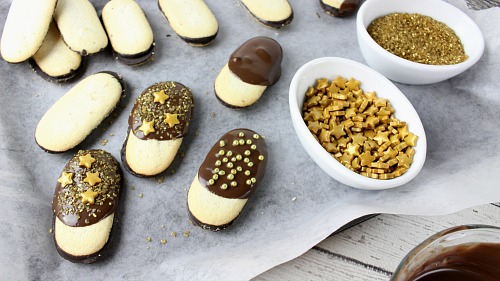 New Year's Eve Milano Cookies- It's so easy to make these festive (and delicious) semi-homemade New Year's Eve Milano cookies! They're easy enough for kids to make, and they make wonderful New Year's Eve party treats! #dessert #NewYearsEve #recipe #cookies