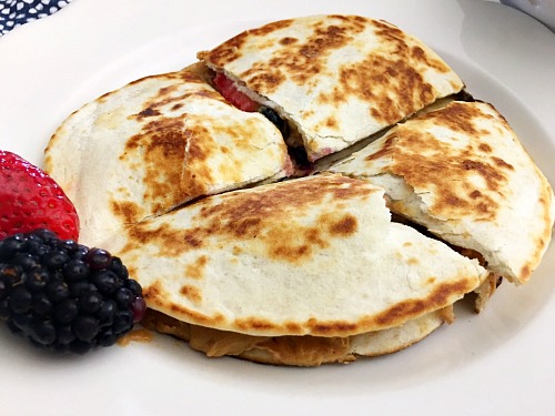 Quick and Healthy Breakfast Quesadillas- Just because you're in a hurry doesn't mean you have to have an unhealthy breakfast. Instead, make these quick and healthy breakfast quesadillas! #recipe #breakfast #food #healthyEating
