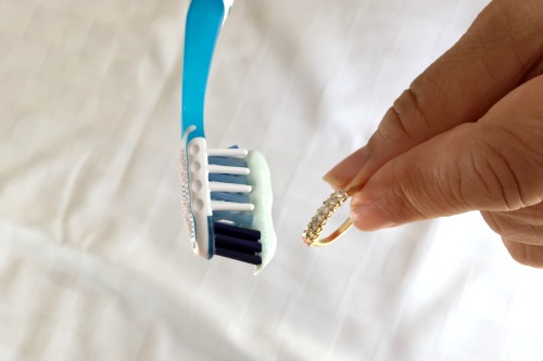 20 Frugal Ways to Use Toothpaste- Did you know that there are many frugal ways to use toothpaste? It can replace a lot of commercial items. You can use it around your home, or even for health and beauty issues! Here are the 20 best ways to use toothpaste that I've found! | toothpaste hacks, strange ways to use toothpaste, save money, clean jewelry, clean diamonds, clean silver, #cleaningTips #frugalLiving #hacks #toothpaste