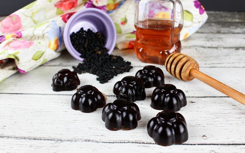 Immunity Boosting Elderberry Gummies- The best way to make it through the winter cold/flu season is by keeping your immune system strong. You can easily strengthen your system's sickness fighting abilities with these immunity boosting elderberry gummies! Homemade elderberry syrup recipe included! | all-natural, natural flu prevention, how to keep from getting sick, gummy candy, #fluSeason #elderberry #homemade #recipe