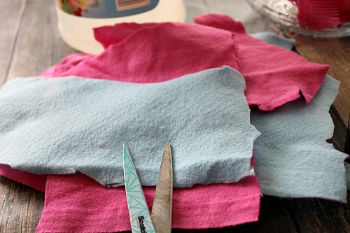 Reusable Homemade Dryer Sheets- It's amazingly easy to make these reusable homemade dryer sheets! You only need a few ingredients and a few minutes, and then you'll have all-natural DIY dryer sheets ready to use in your next load of laundry! | homemade laundry products, ways to save money, money saving tips, money saving ideas, #diy #laundry #frugalLiving #homemade