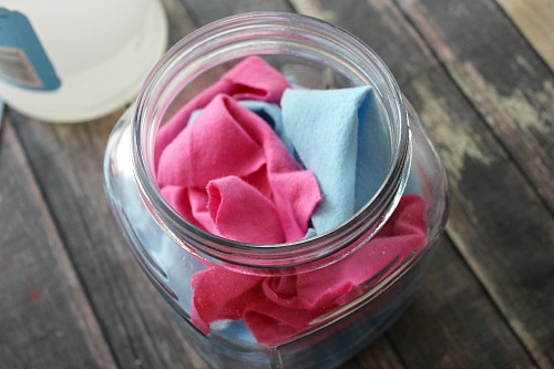 Reusable Homemade Dryer Sheets- It's amazingly easy to make these reusable homemade dryer sheets! You only need a few ingredients and a few minutes, and then you'll have all-natural DIY dryer sheets ready to use in your next load of laundry! | homemade laundry products, ways to save money, money saving tips, money saving ideas, #diy #laundry #frugalLiving #homemade