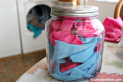 Reusable Homemade Dryer Sheets- It's amazingly easy to make these reusable homemade dryer sheets! You only need a few ingredients and a few minutes, and then you'll have all-natural DIY dryer sheets ready to use in your next load of laundry! | homemade laundry products, ways to save money, money saving tips, money saving ideas, #diy #laundry #frugalLiving #homemade