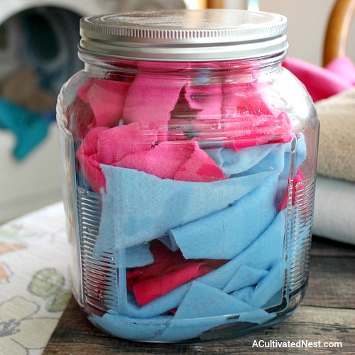 Reusable Homemade Dryer Sheets- It's amazingly easy to make these reusable homemade dryer sheets! You only need a few ingredients and a few minutes, and then you'll have all-natural DIY dryer sheets ready to use in your next load of laundry! | homemade laundry products, ways to save money, money saving tips, money saving ideas, #diy #laundry #frugalLiving #homemade