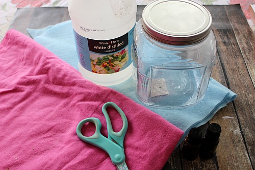 Reusable Homemade Dryer Sheets- It's amazingly easy to make these reusable homemade dryer sheets! You only need a few ingredients and a few minutes, and then you'll have all-natural DIY dryer sheets ready to use in your next load of laundry! | homemade laundry products, ways to save money, money saving tips, money saving ideas, #diy #laundry #frugalLiving #homemade
