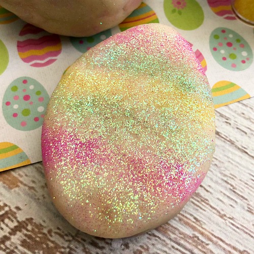 Edible Easter Play Dough- A fun and easy way to make sure your kids don't get into trouble on Easter is by handing them a ball of this homemade edible Easter play dough! It's sparkly, colorful, and 100% safe to eat! It makes a great DIY Easter basket gift, too! | make your own play dough, play dough copycat, homemade play dough, spring craft, #diy #craft #Easter #kidsActivity