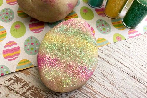 Edible Easter Play Dough- A fun and easy way to make sure your kids don't get into trouble on Easter is by handing them a ball of this homemade edible Easter play dough! It's sparkly, colorful, and 100% safe to eat! It makes a great DIY Easter basket gift, too! | make your own play dough, play dough copycat, homemade play dough, spring craft, #diy #craft #Easter #kidsActivity