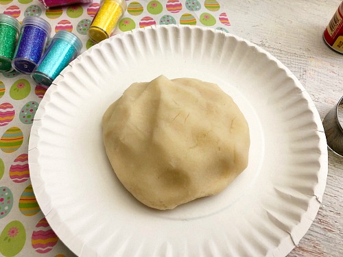 Edible Easter Play Dough- A fun and easy way to make sure your kids don't get into trouble on Easter is by handing them a ball of this homemade edible Easter play dough! It's sparkly, colorful, and 100% safe to eat! It makes a great DIY Easter basket gift, too! | make your own play dough, play dough copycat, homemade play dough, spring craft, #diy #craft #Easter #kidsActivity