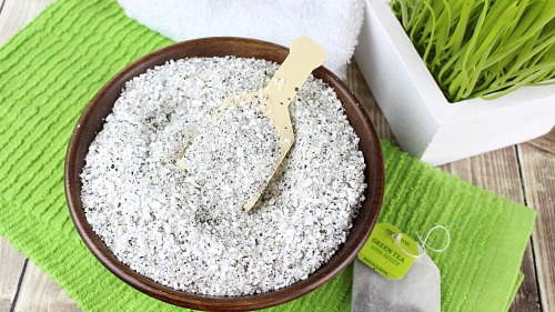 Soothing Green Tea and Peppermint DIY Bath Salts- Tired and achy after working out at the gym or working in your garden? Then you should relax in a bath with these green tea and peppermint DIY bath salts! This homemade bath soak is so soothing, and if you put it in a jar it makes a great gift! | essential oils, easy homemade gift idea, #diy #beauty #diyGifts #bathSalts