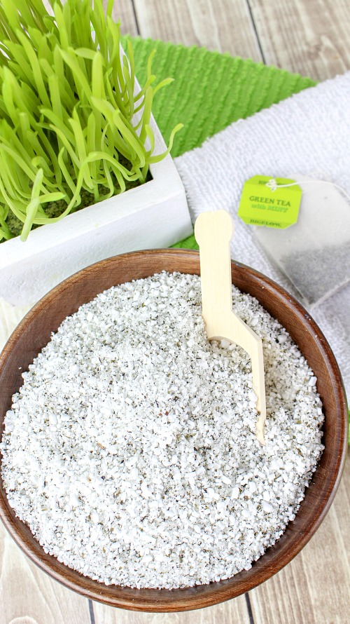 Soothing Green Tea and Peppermint DIY Bath Salts- Tired and achy after working out at the gym or working in your garden? Then you should relax in a bath with these green tea and peppermint DIY bath salts! This homemade bath soak is so soothing, and if you put it in a jar it makes a great gift! | essential oils, easy homemade gift idea, #diy #beauty #diyGifts #bathSalts