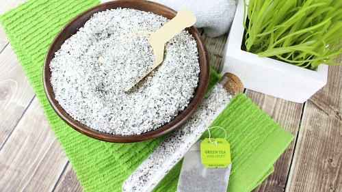 Soothing Green Tea and Peppermint DIY Bath Salts- Tired and achy after working out at the gym or working in your garden? Then you should relax in a bath with these green tea and peppermint DIY bath salts! This homemade bath soak is so soothing, and if you put it in a jar it makes a great gift! | essential oils, easy homemade gift idea, #diy #beauty #diyGifts #bathSalts