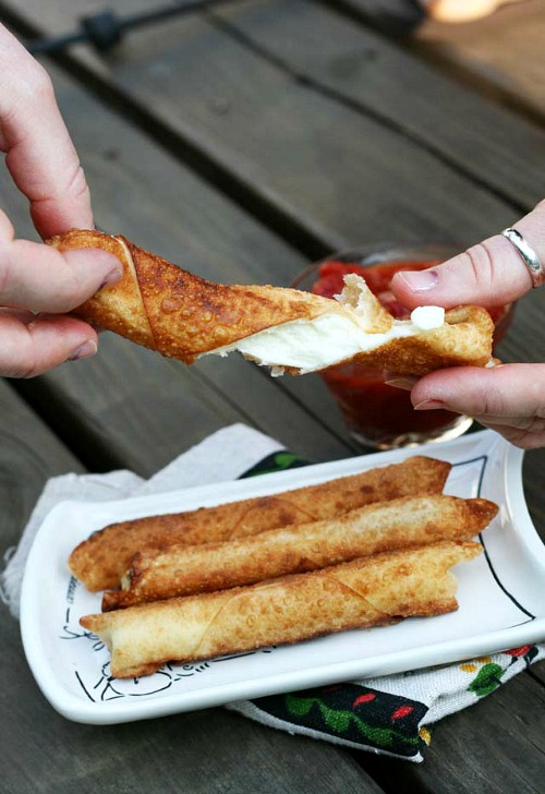 10 Genius Recipes that Use Egg Roll Wrappers- Just because they're called egg roll wrappers doesn't mean you only have to use them for egg rolls! Check out these 10 surprising (and delicious) recipes that use egg roll wrappers! | #recipe #food #dinner #dessert #eggRoll
