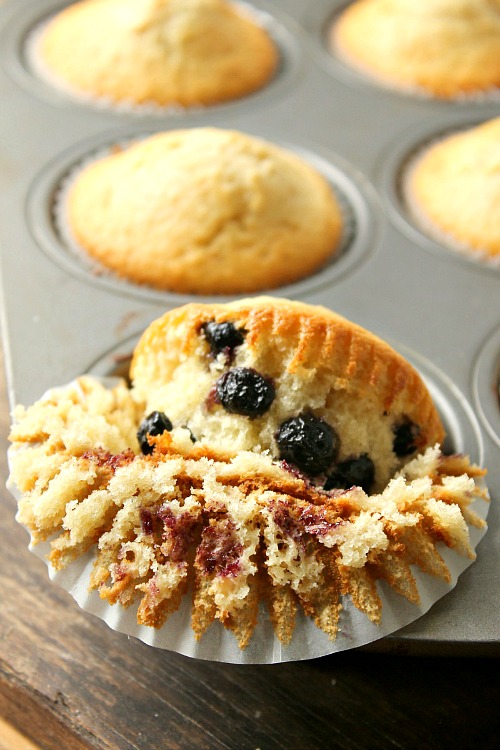 Homemade Blueberry Muffins- There's nothing better than a delicious, homemade blueberry muffin for breakfast or an afternoon snack! Check out this recipe to find out how to make delicious blueberry muffins at home! | #recipe #baking #muffins #blueberries #food #breakfast #dessert #snack #berries #homemade