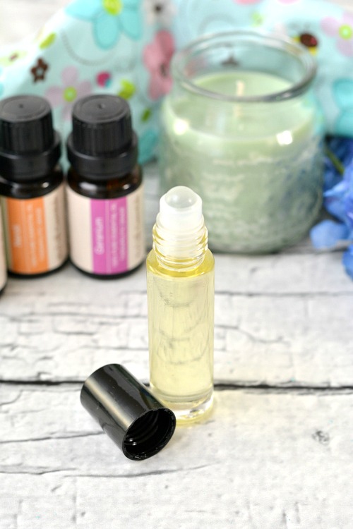 Spring Flower Garden DIY Essential Oil Roller- It's easy to make your own all-natural perfume at home! Here's how to combine a couple of ingredients and create a wonderful smelling spring flower garden DIY essential oil roller! | perfume rollerball, floral perfume, DIY gift ideas, #diy #homemade #perfume #essentialOils