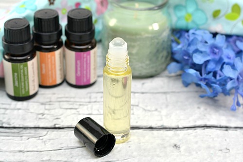 Floral DIY Essential Oil Roller- This DIY rollerball perfume is so easy to make, and smells wonderfully floral! Check out this tutorial to find out how to make your own roll on perfume! | perfume rollerball, floral perfume, DIY gift ideas, #perfume #diy #homemade #essentialOils