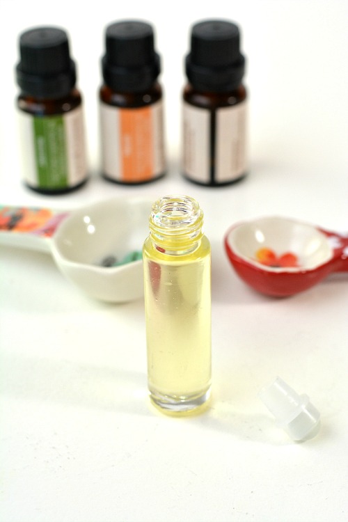 Floral DIY Essential Oil Roller- This DIY rollerball perfume is so easy to make, and smells wonderfully floral! Check out this tutorial to find out how to make your own roll on perfume! | perfume rollerball, floral perfume, DIY gift ideas, #perfume #diy #homemade #essentialOils