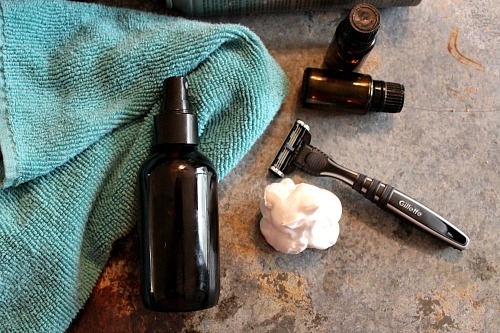 DIY Aftershave with Essential Oils- Trying to find the best gift to give a guy? Save money and give the perfect gift by making this DIY aftershave! It's the perfect DIY Father's Day gift or DIY birthday gift for your favorite guy! | DIY gift for dad, DIY gift for him, DIY gift for husband, homemade gift for a man, #DIY #homemade #FathersDay #diyGift