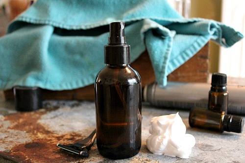 DIY Aftershave with Essential Oils- It's really easy to make your own homemade aftershave! This DIY aftershave with essential oils has a manly, earthy smell, making it a great DIY Father's Day gift or DIY birthday gift for your favorite guy! | DIY gift for dad, DIY gift for him, DIY gift for husband, homemade gift for a man, #DIY #homemade #FathersDay #diyGift