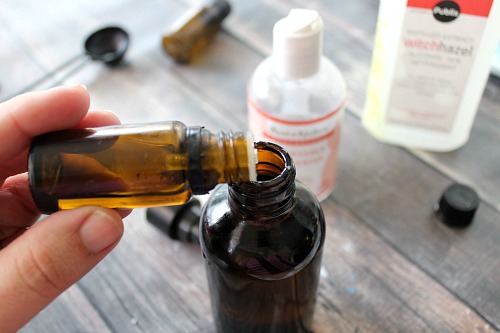 DIY Aftershave with Essential Oils- It's really easy to make your own homemade aftershave! This DIY aftershave with essential oils has a manly, earthy smell, making it a great DIY Father's Day gift or DIY birthday gift for your favorite guy! | DIY gift for dad, DIY gift for him, DIY gift for husband, homemade gift for a man, #DIY #homemade #FathersDay #diyGift