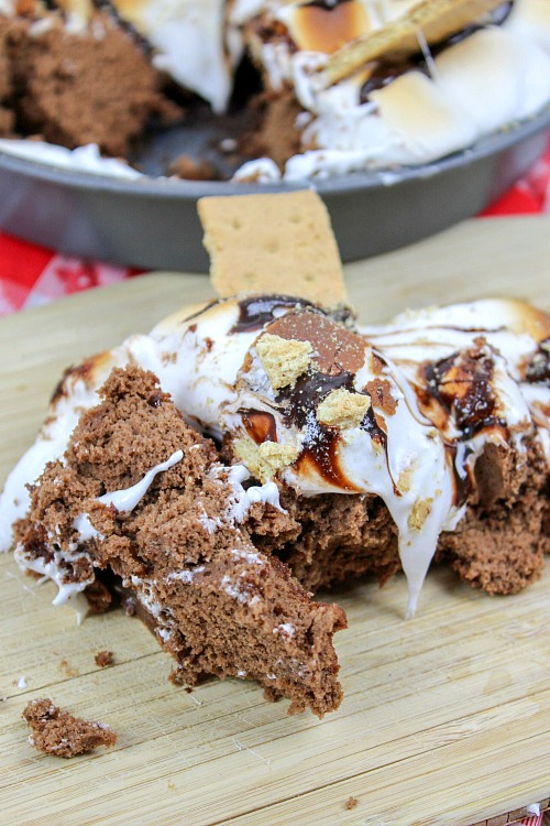 S'mores Brownie Bake- You don't need to deal with bugs and heat to enjoy some s'mores! This easy semi-homemade dessert is full of s'mores flavor, but is quick and easy to make at home in the oven! Gooey and so delicious, you're going to love this s'mores brownie bake! | #recipe #dessert #baking #brownies #chocolate #smores #camping #food #homemade #semiHomemade