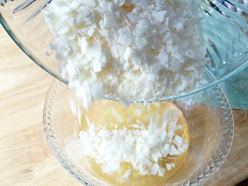 DIY Mason Jar Citronella Lavender Candle- Wax flakes. | homemade citronella candles, #DIY #candle #citronella #MasonJar #craft #allNatural #bugRepellent #mosquitoes #essentialOils