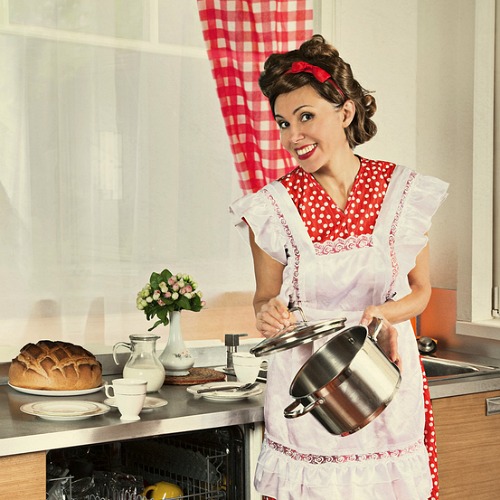 Should You Be Like an Old Fashioned 1950s Housewife?- The lifestyle of a 1950s housewife certainly may seem appealing! But is it something you, as a modern woman, should try to emulate? Let's take a look at the pros and cons of the lifestyle and answer the question: should you be like an old fashioned 1950s housewife? | #homemaking #1950s #housewife #retro #vintage #50s #oldFashioned #lifestyle