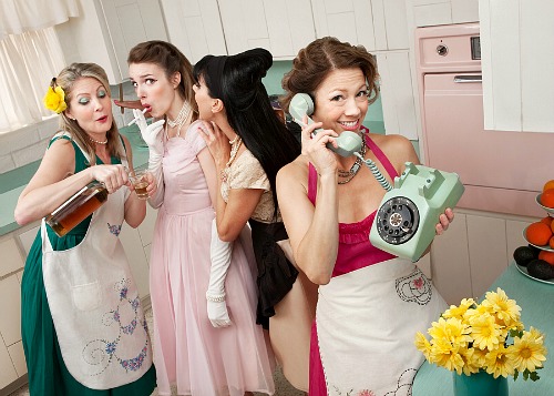 Should You Be Like an Old Fashioned 1950s Housewife?- 1950s retro housewife friends. | #homemaking #1950s #housewife #retro #vintage #50s #oldFashioned #lifestyle