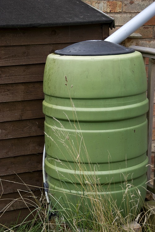 16 Ways to Save Money on Your Water Bill- Rain barrel. | #waterBill #water #frugal #moneySavingTips #moneySaving #saveMoney #waysToSaveMoney #frugalLiving #reduceWaterUsage #utilities