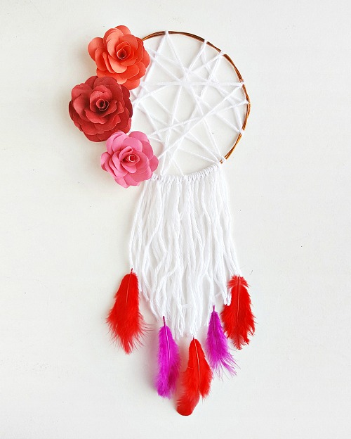 Floral DIY Dreamcatcher- You can create the perfect boho dreamcatcher for your home's decor by making this pretty floral DIY dreamcatcher! It's so easy to customize! | #DIY #boho #dreamcatcher #craft #yarn #decor #homemade #floral #papercraft #paperFlowers #paper