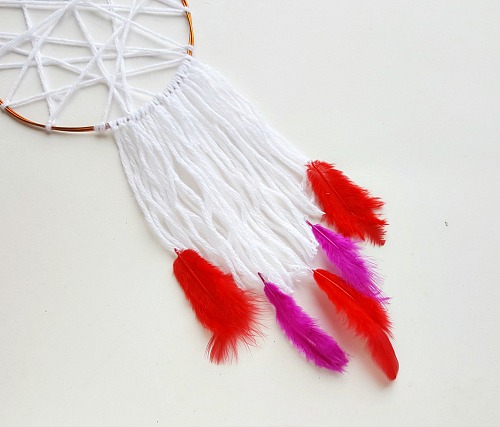 Floral DIY Dreamcatcher- You can create the perfect boho dreamcatcher for your home's decor by making this pretty floral DIY dreamcatcher! It's so easy to customize! | #DIY #boho #dreamcatcher #craft #yarn #decor #homemade #floral #papercraft #paperFlowers #paper