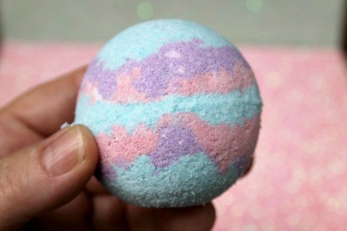 DIY Mermaid Bath Bombs DIY Gift- These DIY mermaid bath bombs have fun colors and make great bubbles! These homemade bath bombs also make great DIY gifts! | DIY bath bombs with a mermaid theme, ocean theme, sea theme, aquatic theme, #DIY #bathBomb #beauty #craft #homemade #diyGift #homemadeGift #mermaid #ACultivatedNest
