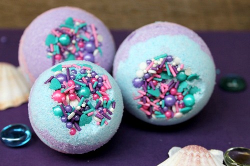 DIY Mermaid Bath Bombs- These DIY mermaid bath bombs have fun colors and make great bubbles! These homemade bath bombs also make great DIY gifts! | DIY bath bombs with a mermaid theme, ocean theme, sea theme, aquatic theme, #DIY #bathBomb #beauty #craft #homemade #diyGift #homemadeGift #mermaid #ACultivatedNest