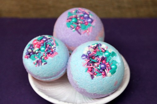 Fun DIY Mermaid Bath Bombs- These DIY mermaid bath bombs have fun colors and make great bubbles! These homemade bath bombs also make great DIY gifts! | DIY bath bombs with a mermaid theme, ocean theme, sea theme, aquatic theme, #DIY #bathBomb #beauty #craft #homemade #diyGift #homemadeGift #mermaid #ACultivatedNest