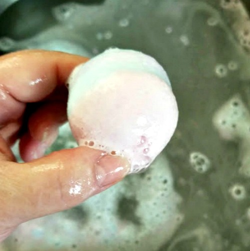 DIY Bubbly Mermaid Bath Bombs- These DIY mermaid bath bombs have fun colors and make great bubbles! These homemade bath bombs also make great DIY gifts! | DIY bath bombs with a mermaid theme, ocean theme, sea theme, aquatic theme, #DIY #bathBomb #beauty #craft #homemade #diyGift #homemadeGift #mermaid #ACultivatedNest